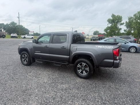 Used 2019 Toyota Tacoma TRD Sport AWD/4WD image 3