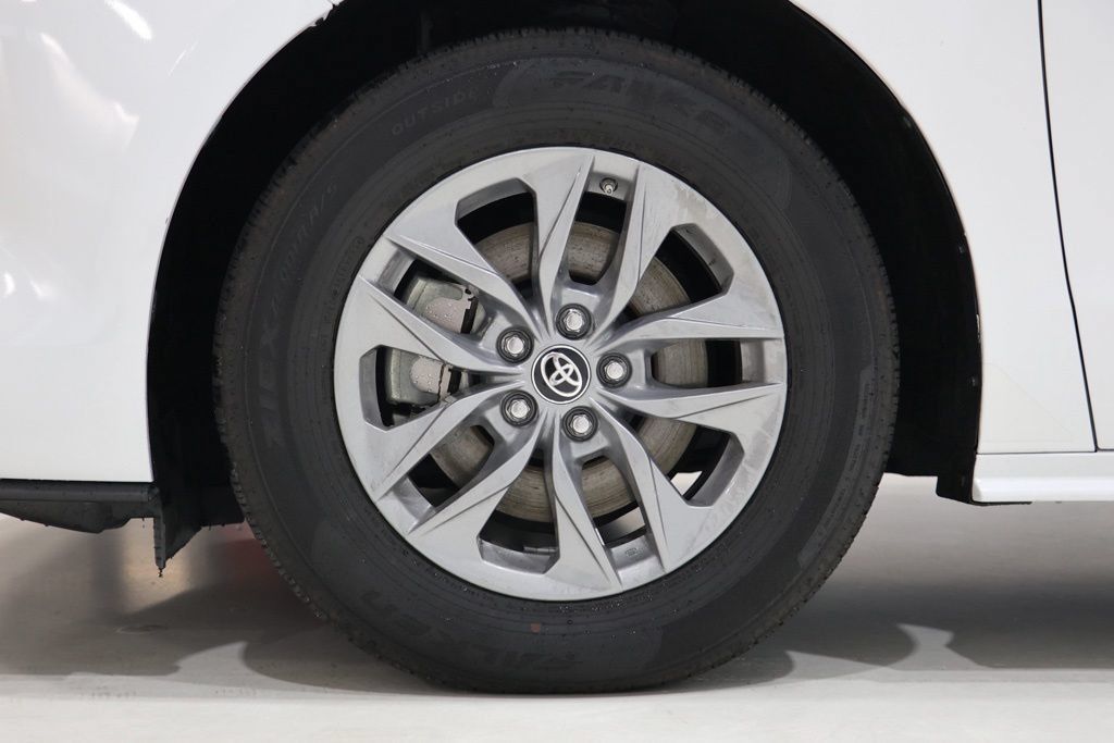 Used 2025 Toyota Sienna XLE w/ XLE Plus Package AWD/4WD image 11