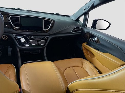 Used 2023 Chrysler Pacifica Pinnacle image 18