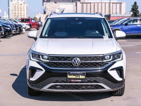 Used 2022 Volkswagen Taos SEL w/ Panoramic Sunroof Package FWD image 2