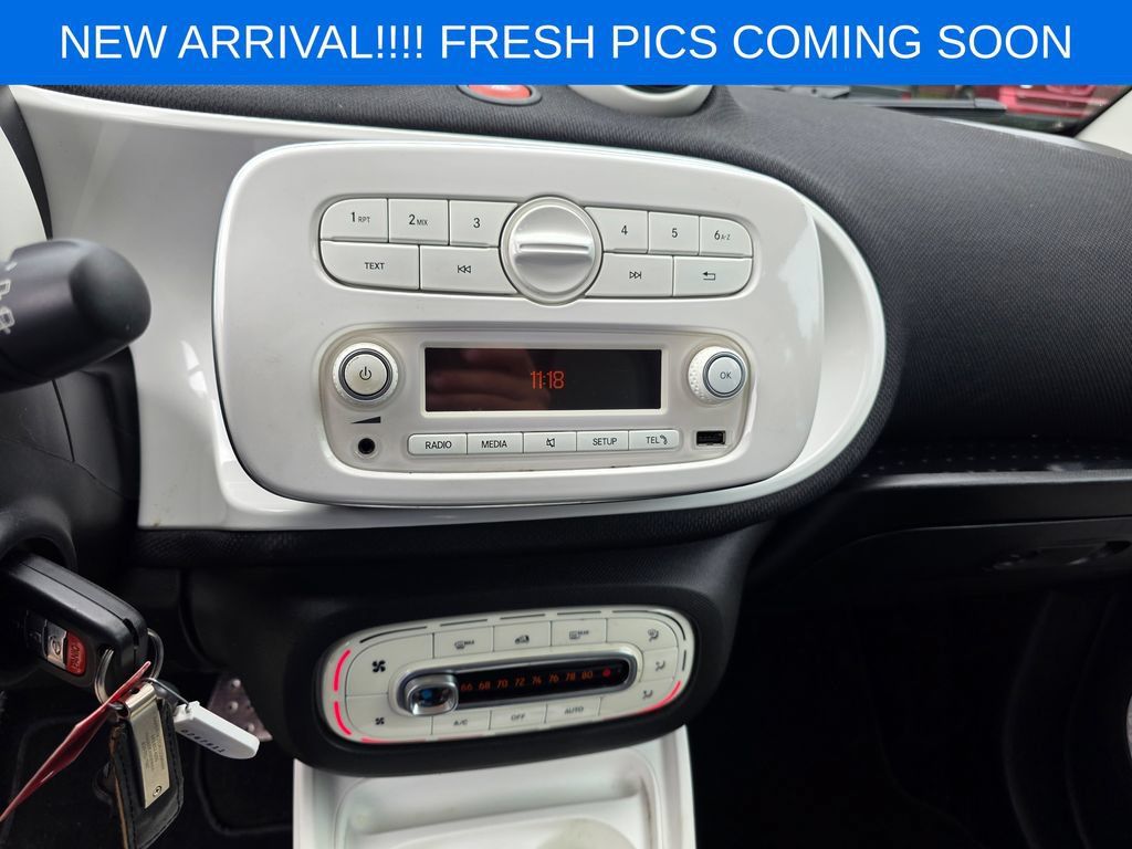 Used 2016 smart fortwo passion RWD image 9
