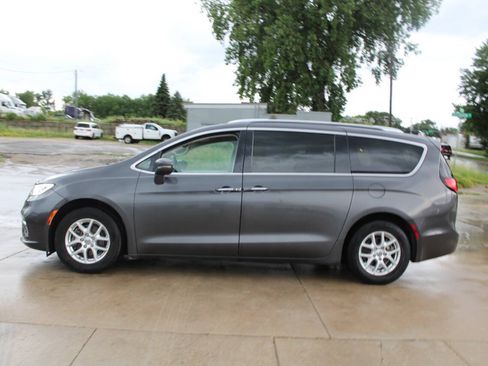 Used 2021 Chrysler Pacifica Touring-L FWD image 5