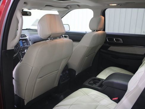 Used 2017 Ford Explorer Platinum image 18
