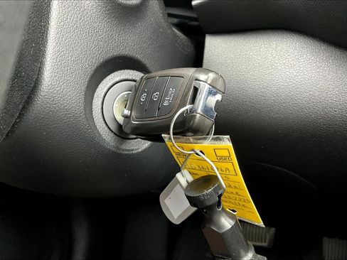 Certified 2025 Hyundai Venue SE image 35