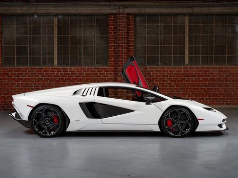 Used 2022 Lamborghini Aventador Countach image 2