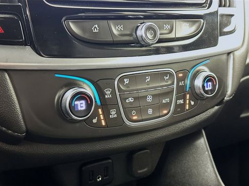 Used 2022 Chevrolet Traverse LT image 26