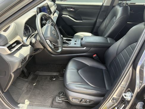 Certified 2024 Toyota Highlander XLE FWD image 27