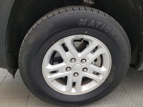 Used 2024 Jeep Grand Cherokee Laredo RWD image 31
