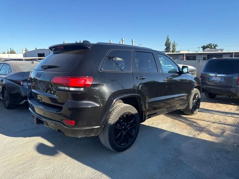 Used 2017 Jeep Grand Cherokee Altitude AWD/4WD image 5