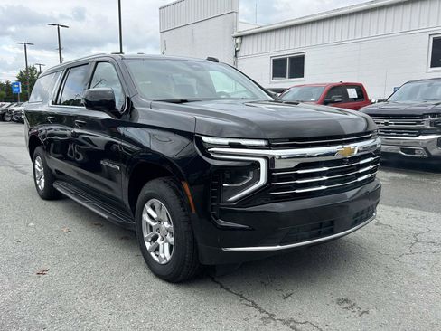 Used 2025 Chevrolet Suburban LT AWD/4WD image 1
