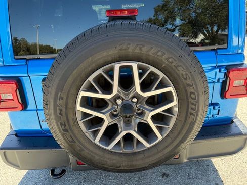 Used 2025 Jeep Wrangler Sahara image 34