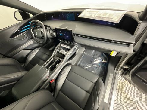 Used 2025 Lincoln Nautilus Premier w/ Jet Appearance Package image 18