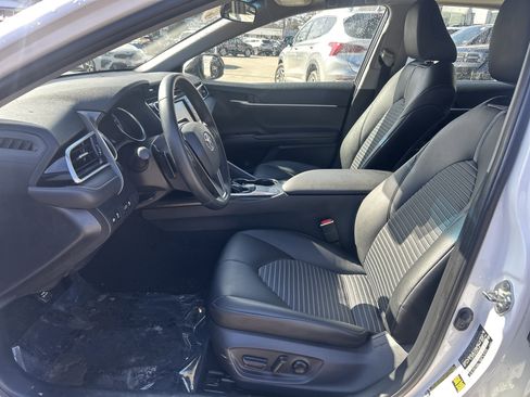 Used 2018 Toyota Camry SE w/ Moonroof Package image 14