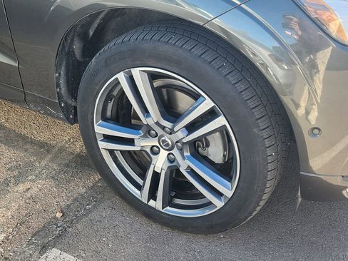 Used 2019 Volvo XC60 T6 Momentum w/ Advanced Package image 9