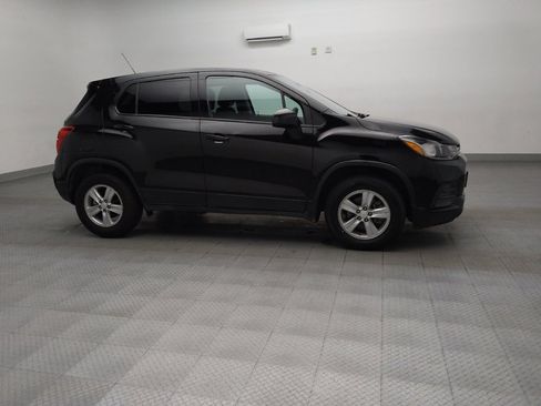 Used 2022 Chevrolet Trax LS w/ Tint and Cruise Package image 11