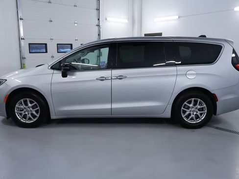 Used 2024 Chrysler Pacifica Touring-L image 4