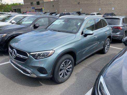 Used 2025 Mercedes-Benz GLC 300 4MATIC image 4