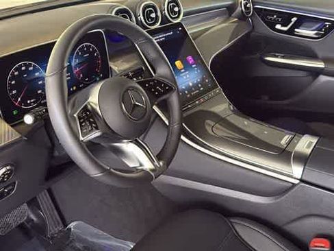 Used 2025 Mercedes-Benz GLC 300 4MATIC image 25