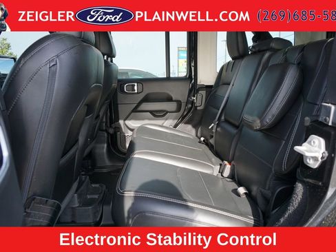 Used 2022 Jeep Wrangler Unlimited Sahara w/ Cold Weather Group AWD/4WD image 11