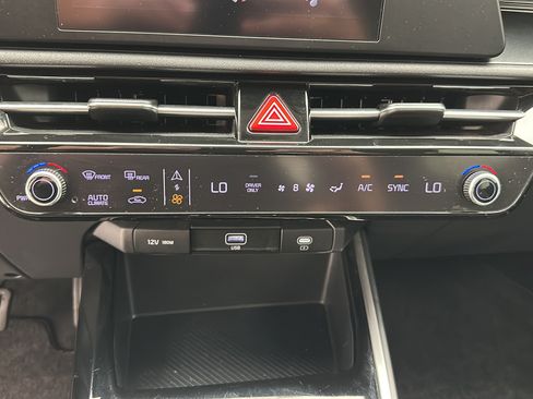 Used 2025 Kia Niro LX FWD image 17