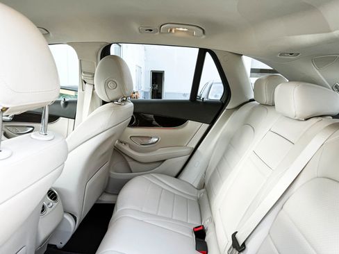 Used 2020 Mercedes-Benz GLC 300 4MATIC w/ Premium Package image 25