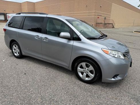 Used 2017 Toyota Sienna LE FWD image 35