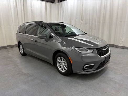 Used 2022 Chrysler Pacifica Touring-L FWD image 1