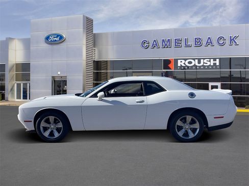 Used 2019 Dodge Challenger SXT image 2