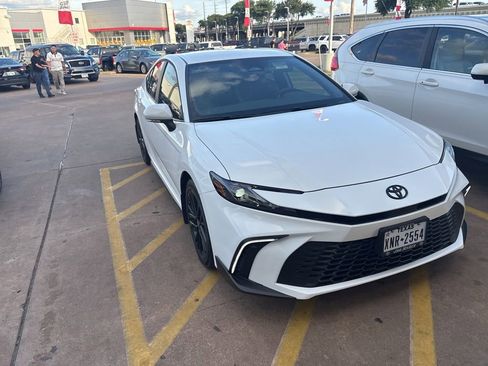 Used 2026 Toyota Camry SE w/ Convenience Package FWD image 2