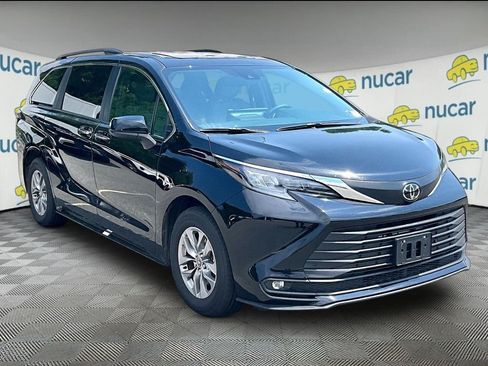 Used 2026 Toyota Sienna XLE FWD image 1
