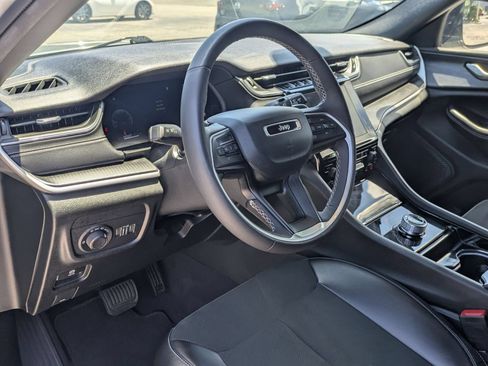 Used 2023 Jeep Grand Cherokee Altitude RWD image 12