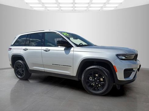 Used 2025 Jeep Grand Cherokee Altitude AWD/4WD image 2