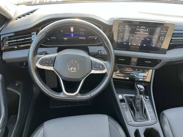 Used 2025 Volkswagen Jetta SE FWD image 12