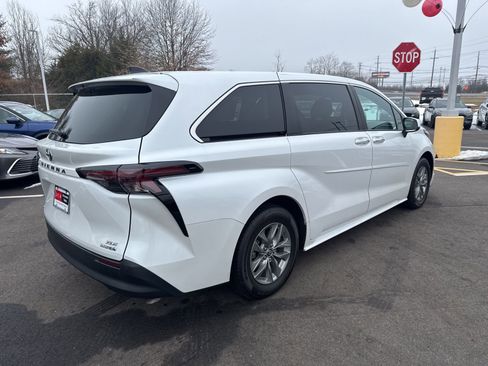 Certified 2024 Toyota Sienna XLE image 5