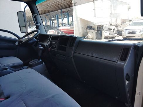 Used 2020 Isuzu NPR RWD image 12