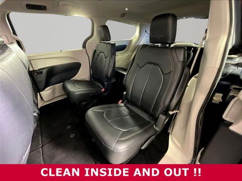 Used 2018 Chrysler Pacifica Touring-L FWD image 21