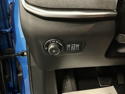 Used 2025 Jeep Compass Latitude AWD/4WD image 11
