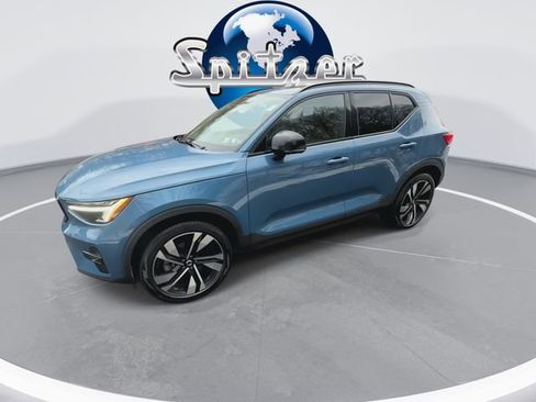 Used 2023 Volvo XC40 B5 Plus w/ Climate Package image 4
