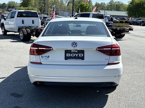 Used 2017 Volkswagen Passat 1.8T R-Line FWD image 8