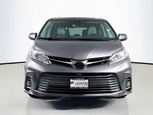 Used 2019 Toyota Sienna XLE image 2