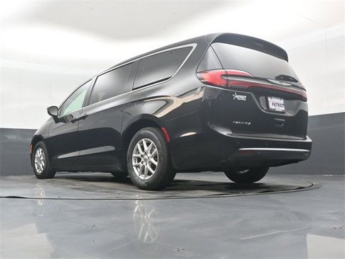 Used 2024 Chrysler Pacifica Touring-L image 41