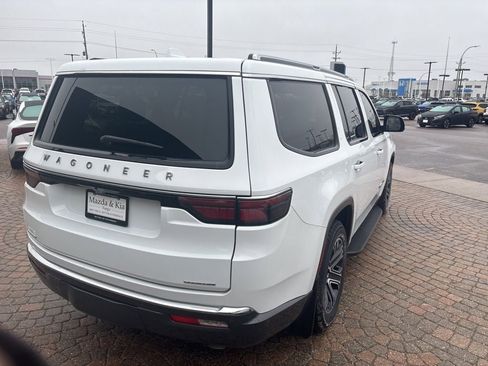 Used 2022 Jeep Wagoneer Series III w/ Flexible Seating Group image 5