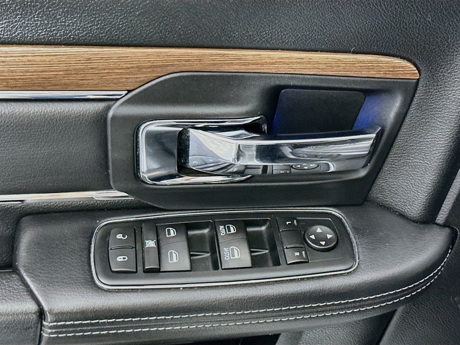 Used 2015 RAM 1500 Laramie w/ Convenience Group AWD/4WD image 19