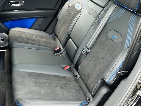 Used 2025 Bentley Bentayga image 18