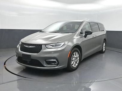 Used 2025 Chrysler Pacifica Select