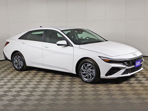 Used 2025 Hyundai Elantra Blue image 40