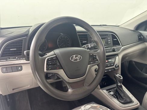 Used 2018 Hyundai Elantra SE image 7