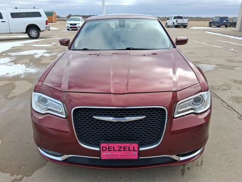 Used 2018 Chrysler 300 Touring L image 6