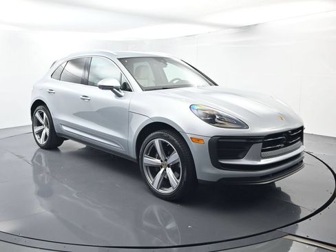 Certified 2025 Porsche Macan AWD/4WD image 17