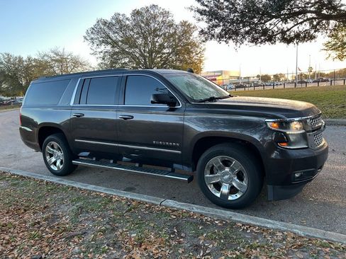 Used 2017 Chevrolet Suburban LT w/ LT Signature Package image 7